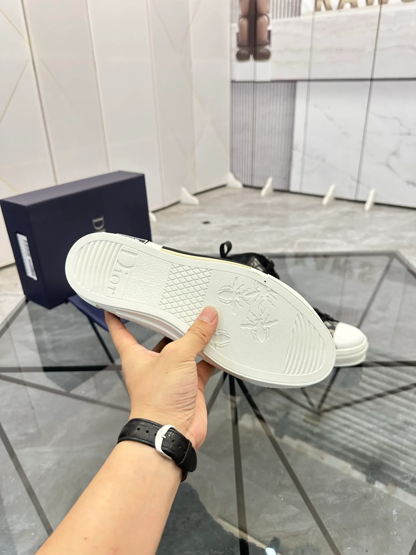 Selling men's shoes 💰: 💰P460¥ Product trademark: Dio* "Dior*" high-top casual shoes Regular size: 36-45 (can be customized to 46) Couple style B23 Product materials: Upper imported original fabric, breathable lining, original outsole. No.: 007